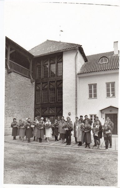 Rondeeli avamispidu. Narva muuseumi töötajad Rondeli ees