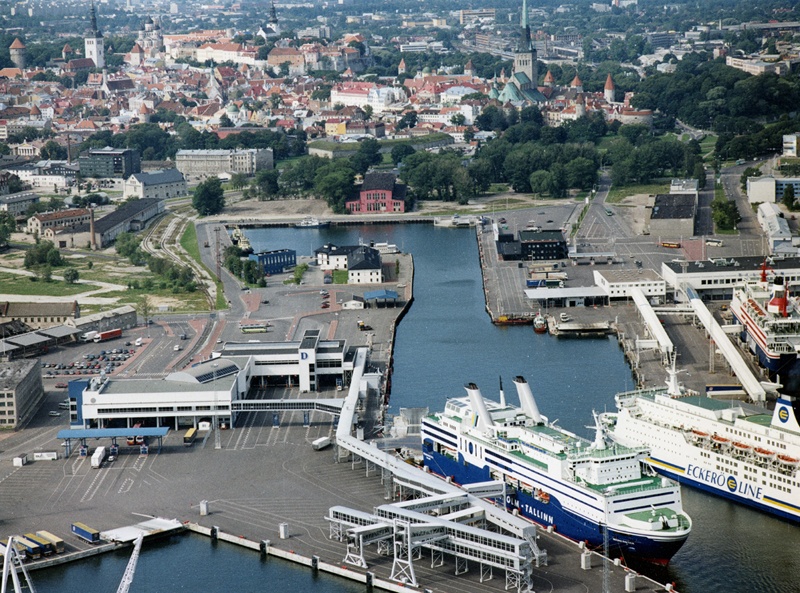 Tallinna sadam, aerofoto, vaade Vanalinna suunal, keskplaanis Admiraliteedi bassein, vasakule jääb Rotermanni kvartal