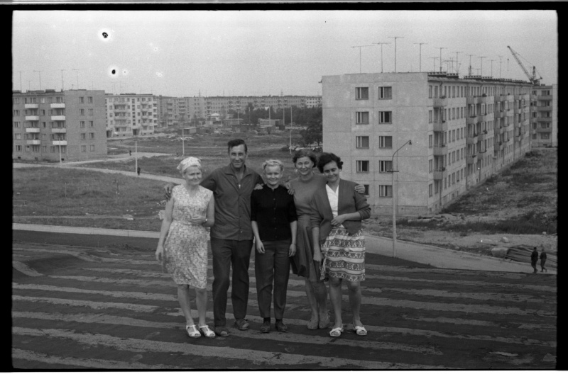 A group of people in Tallinn 37. On the roof of the high school building, the buildings of the 5th Micro district of Mustamäe. Left 2. Uno Oksbusch.