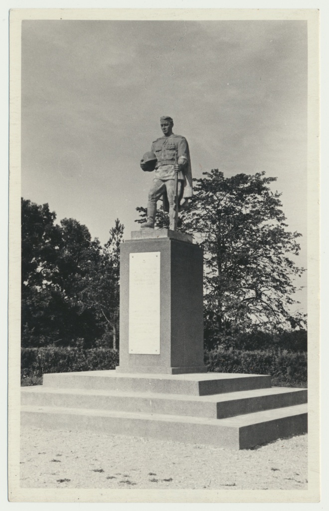 foto, Viljandi, Uueveski kalmistu, mälestussammas 1954, foto L. Vellema