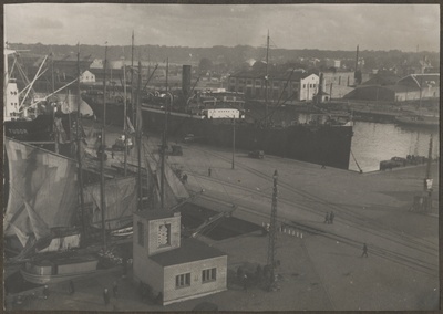 Kaubaaurik "Eestirand" Tallinna sadamas  duplicate photo