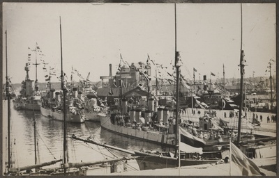 Rootsi kuninga saatelaevad Tallinna sadamas  similar photo