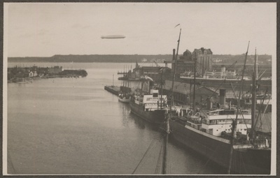 Tsepeliin Tallinna sadama kohal  duplicate photo
