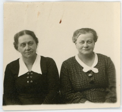 Hedvig ja Berta Schütze. Passitaotluse foto  duplicate photo