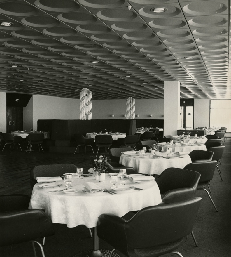 Pirita rannahoone interjöör. Keerdtrepp ja lühter. Arhitekt Mai Roosna, sisearhitekt Krista Vellesaar. Lühter: Aet Andresma-Tamm