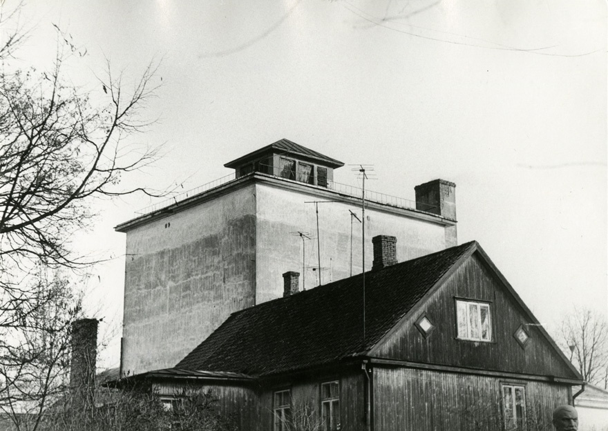 Ugala teatri lavatorn, vaade hoonele, ees majad