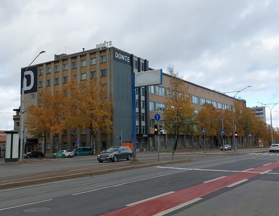 Tootmishoone Tondil, Pöögelmanni nimeline tehas Pärnu mnt 142, katusel loosung: Au tööle! rephoto