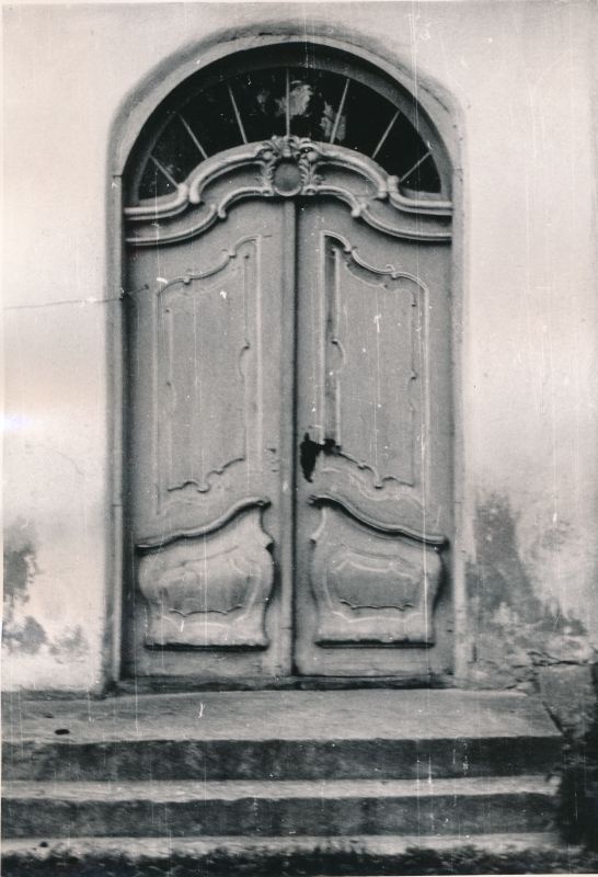 Foto. Haapsalu raekoja (ehit. 1775) hoovipoolne barokkstiilis uks . 1965. Foto H. Paalvelt.