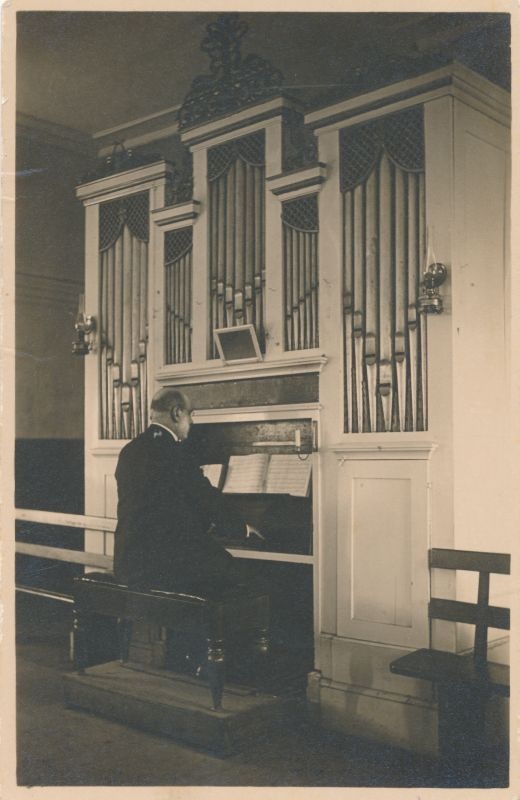 Foto. Haapsalu Jaani kirik. Oreli taga köster Gustav Möll.