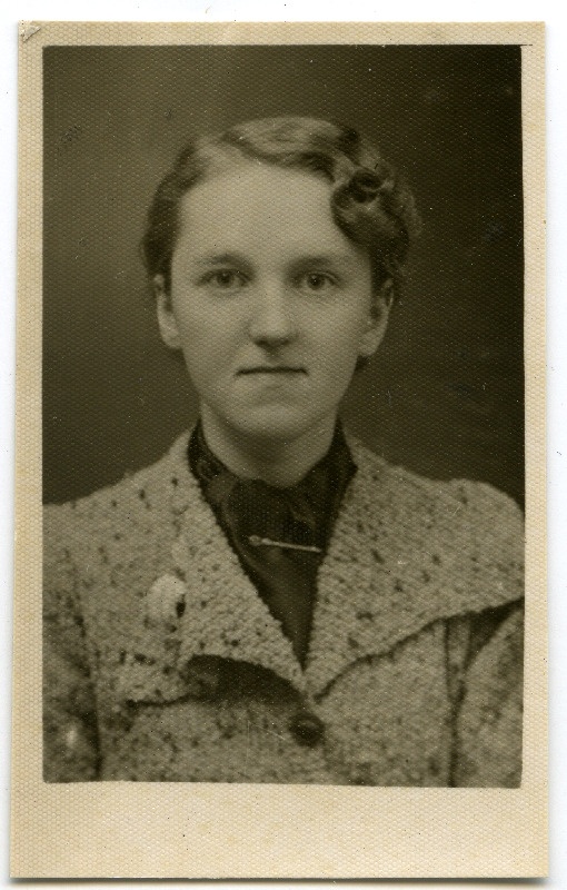 Hilja-Rutt Tõnisson. Passitaotluse foto
