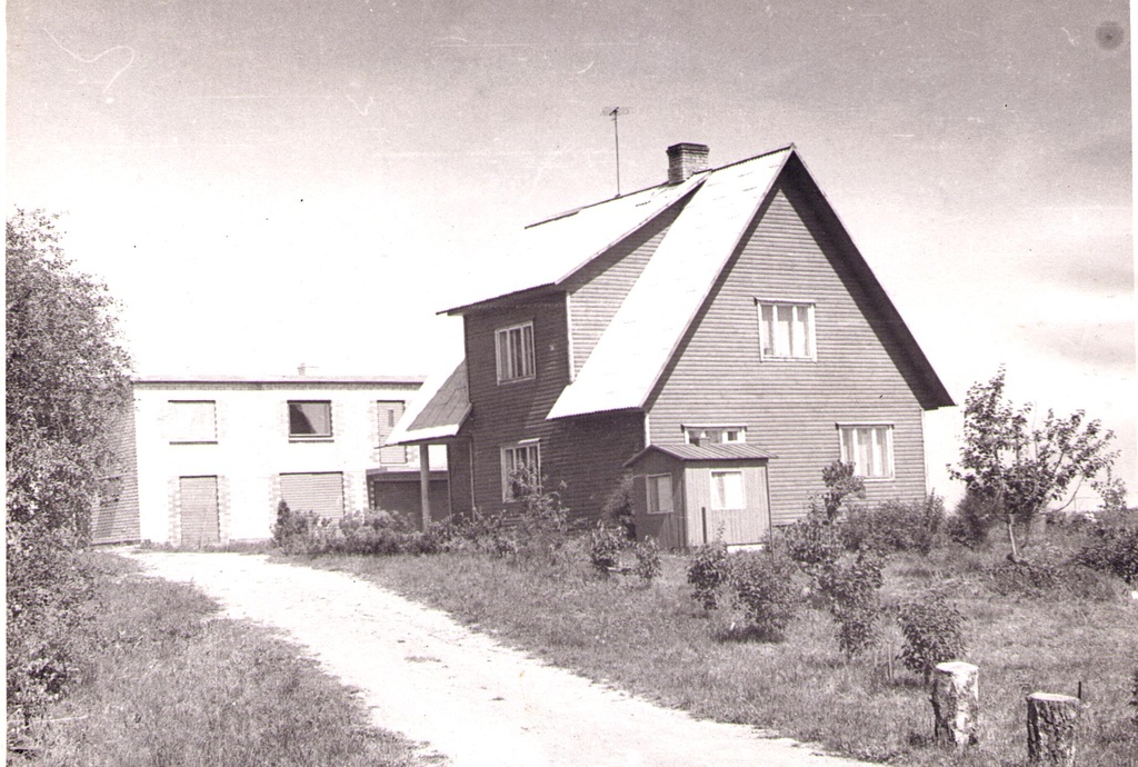 Iisaku aleviku maju 1976. ja 1977. aastal. Anveldi maja