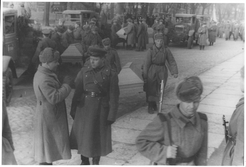 Suures Isamaasõjas langenute ümbermatmine Tõnismäele.