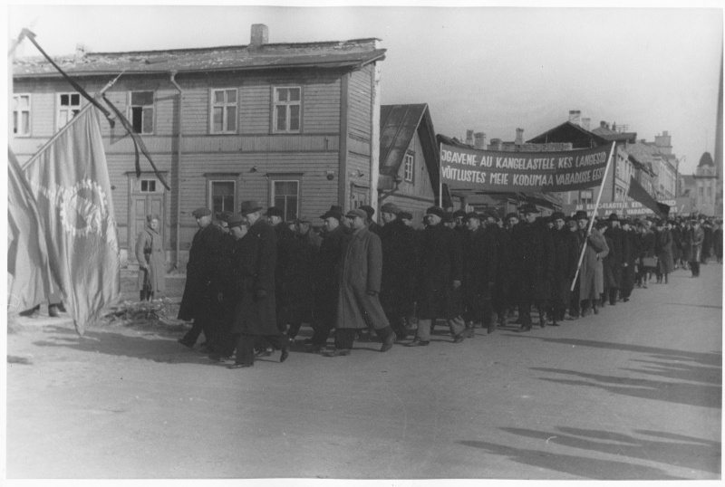 Suures Isamaasõjas langenute ümbermatmine Tõnismäele.