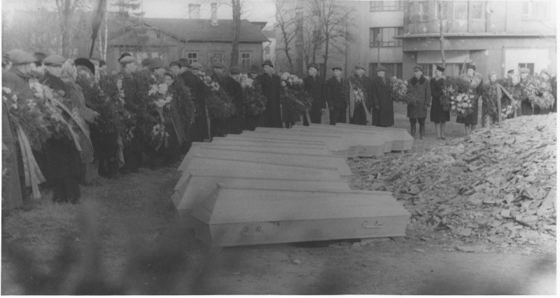 Suures Isamaasõjas langenute ümbermatmine Tõnismäele.