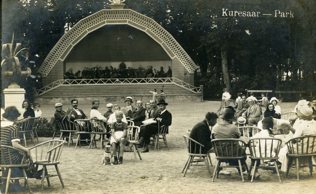 Suvitajad Kuressaare Lossipargis kontserti kuulamas