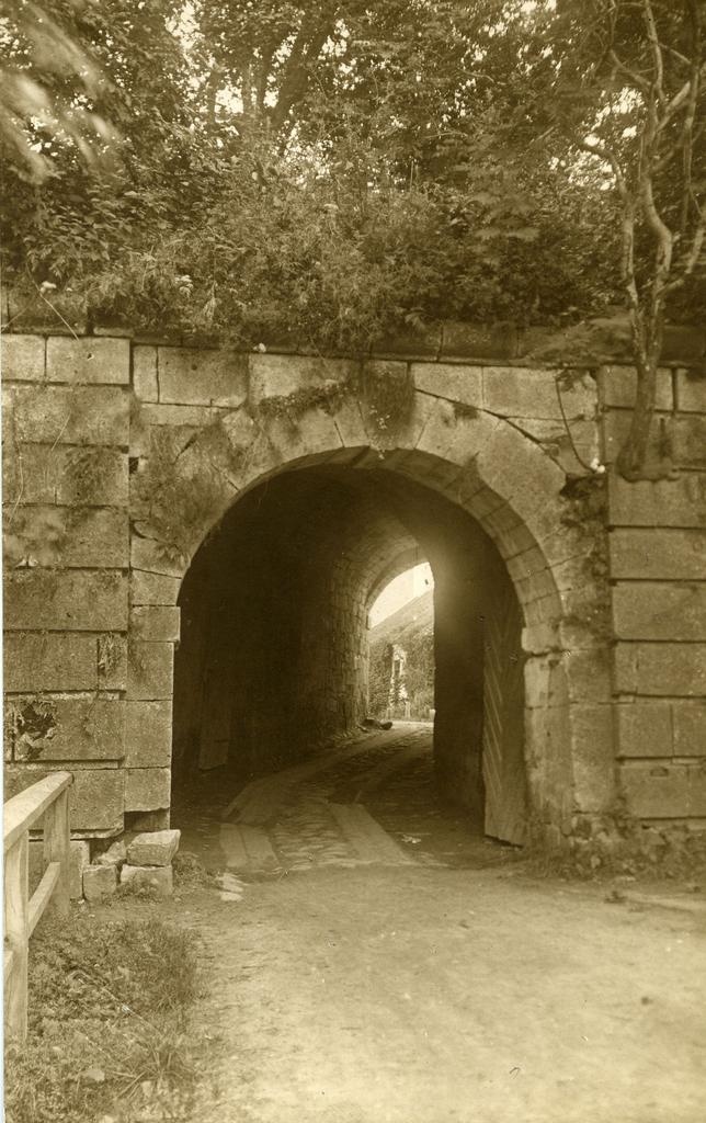 Vaade Kuressaare kindluse väravale Kirderaveliini poolt