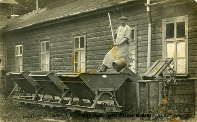 Muda väljatõstmine vagonettidest Linna mudaravila juures  duplicate photo