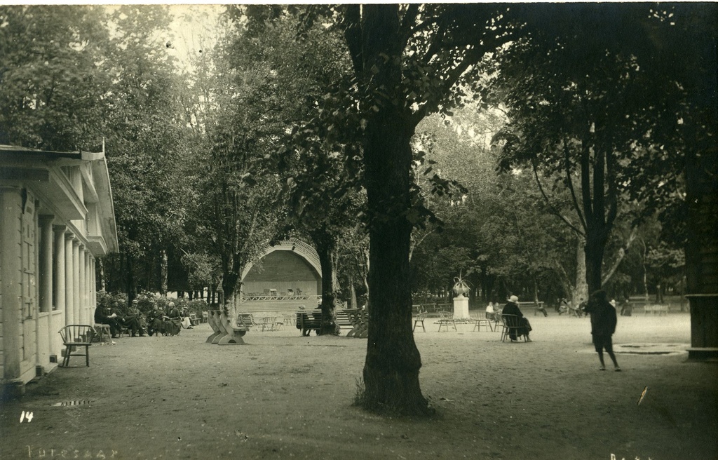Kuressaare Lossipark, kuursaali esine väljak