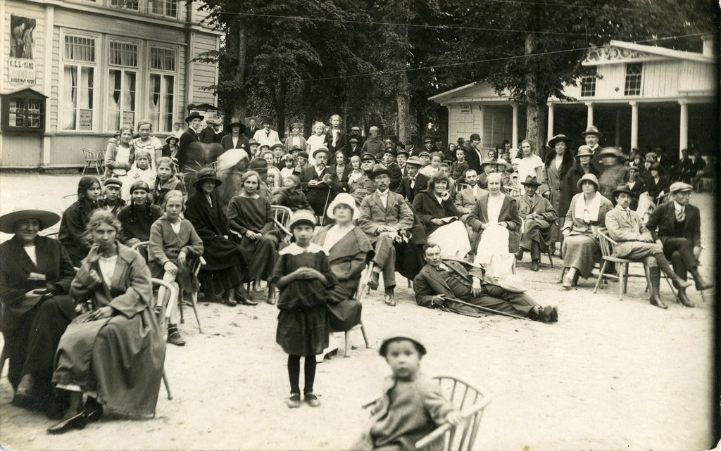 Suvitajad Kuressaare Lossipargis