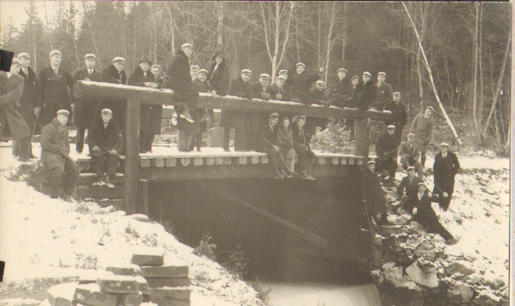 Õisu piimanduskooli õpilased Põrguoru paisu sillal