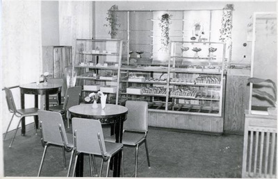 Kohvik Tartu (end Werner): sisevaade. Kondiitritoodete lett. Tartu, 1970-1980.  duplicate photo