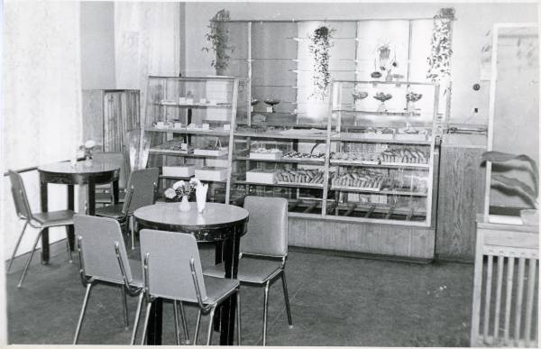 Kohvik Tartu (end Werner): sisevaade. Kondiitritoodete lett. Tartu, 1970-1980.