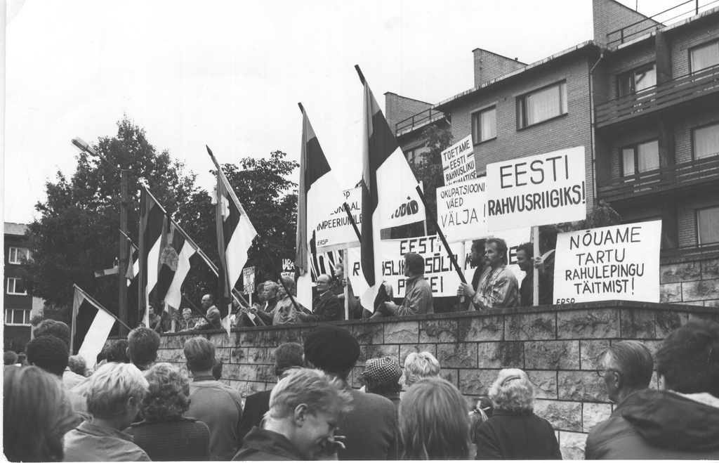 Foto. 23.augustil 1988.a. VSK nr.1 miiting Võru punaste Küttide väljakul ,aade tribüünile ja rahvale.