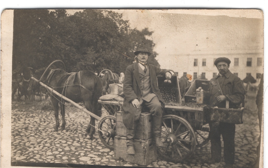 Foto. Võru Turuplatsil , Navi külast pärit õuna- ja kartulimüüja Paul Oha ja ajalehemüüja Gustav Arras.