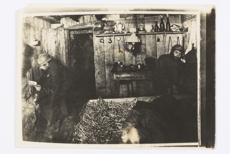 Sõjaväelased töökojas