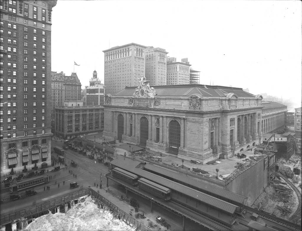 Grand Central Terminal 01 - Grand Central between installation of Glory of Commerce in 1914 and the viaduct and Commodore Hotel's completion in 1919.