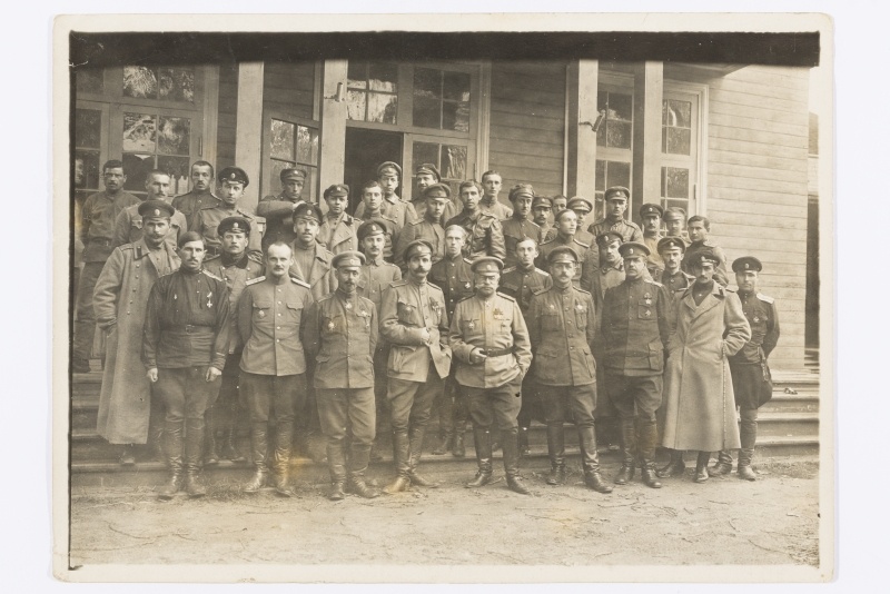 Grupp sõjaväelasi trepil seismas