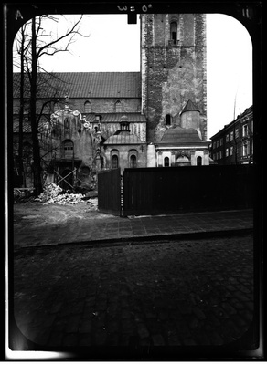 Niguliste kirik 014 - St. Nicholas' Church, Tallinn (https://en.wikipedia.org/wiki/St._Nicholas%27_Church,_Tallinn). 
Stereo photogrammetric survey images.  similar photo