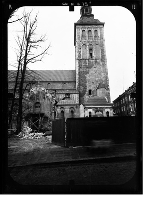 Niguliste kirik 015 - St. Nicholas' Church, Tallinn (https://en.wikipedia.org/wiki/St._Nicholas%27_Church,_Tallinn). 
Stereo photogrammetric survey images.  similar photo