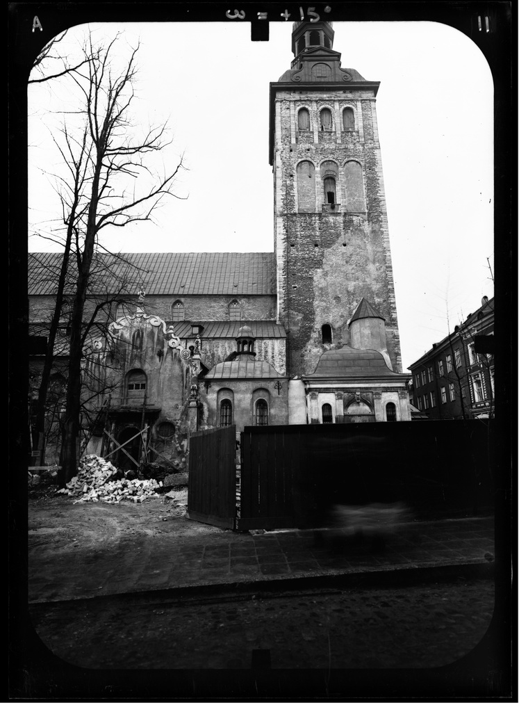 Niguliste kirik 015 - St. Nicholas' Church, Tallinn (https://en.wikipedia.org/wiki/St._Nicholas%27_Church,_Tallinn). 
Stereo photogrammetric survey images.