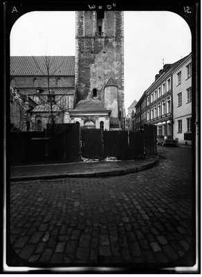 Niguliste kirik 016 - St. Nicholas' Church, Tallinn (https://en.wikipedia.org/wiki/St._Nicholas%27_Church,_Tallinn). 
Stereo photogrammetric survey images.  similar photo