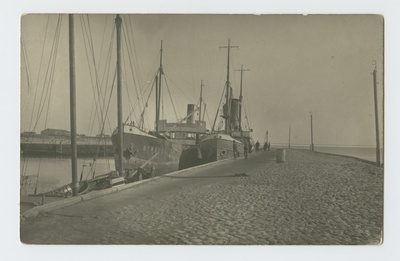 Aurulaev "Strauss" ja Balti Päästeseltsi päästelaev "Meteor" Paldiski sadamas kai ääres  duplicate photo