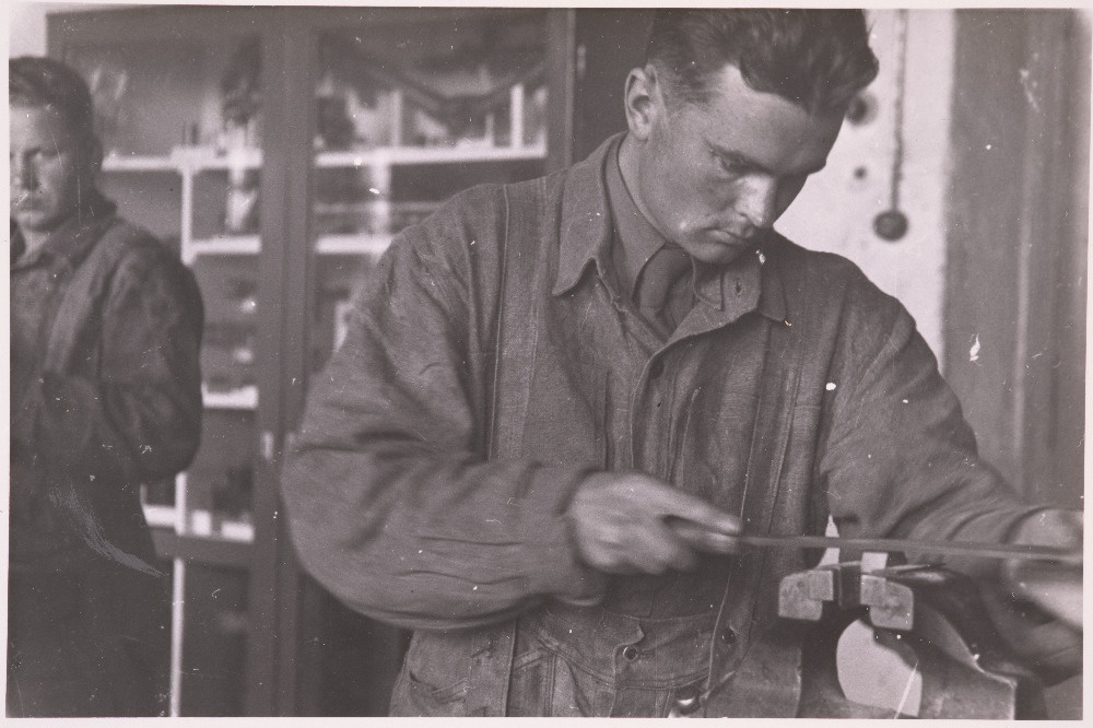 Eesti Vabariigi Sõjaväe Tehnikakool.Lipnik J.Luiker (esiplaanil) ja lipnik H.Kubja harjutavad viiliga töötamist Rahumäe relvalao töökojas.