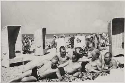 Eesti Vabariigi Sõjaväe Tehnikakool.  Lipnikud A.Võhma, E.Linalaid, J.Luiker, M.Haavamäe ja A.Vene suvisel vaheajal  Narva-Jõesuu rannas.  similar photo