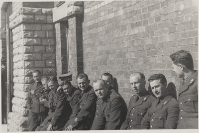 Eesti Vabariigi Sõjaväe Tehnikakool.Lipnikud K.Rõngelep,J.Seks, A.Pehka, J.Luiker, J.Priikask, E.Arumeel, A.Aarna, V.Karuse, M.Purgas, A.Vahari kooli omnibussi ootamas, et sõita Tallinna Tehnikaülikooli keemiaosakonda.  duplicate photo