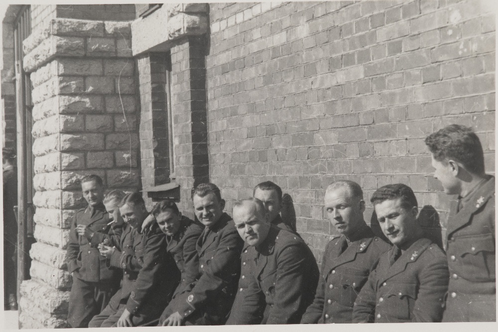 Eesti Vabariigi Sõjaväe Tehnikakool.Lipnikud K.Rõngelep,J.Seks, A.Pehka, J.Luiker, J.Priikask, E.Arumeel, A.Aarna, V.Karuse, M.Purgas, A.Vahari kooli omnibussi ootamas, et sõita Tallinna Tehnikaülikooli keemiaosakonda.