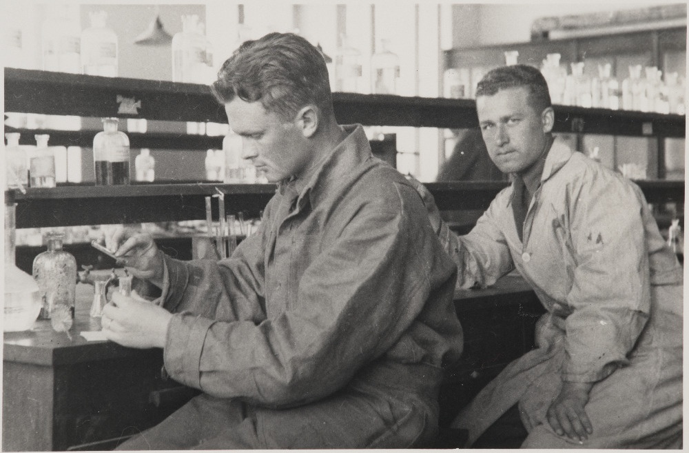 Eesti Vabariigi Sõjaväe Tehnikakool. Tallinna Tehnikaülikooli keemiaosakonna laboratooriumis praktilistel töödel on lipnikud J.Luiker ja M.Purgas.