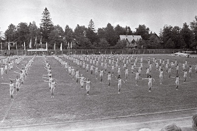 Koolinoorte spartakiaadi "Noorus" võimlejad harjutavad "Kalevi" staadionil  duplicate photo