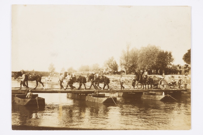Sõjaväelased ja hobused sillal