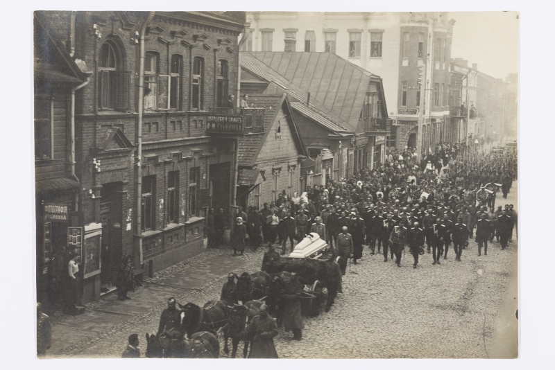 Rahvarohke matuserongkäik tänaval