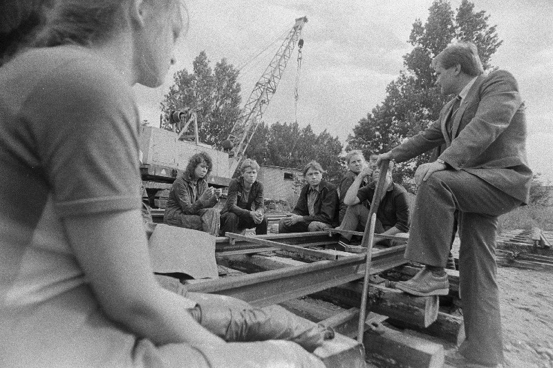 ELKNÜ Keskkomitee sekretär Jaak Saarniit kõneleb Eesti Üliõpliaste Ehitusmaleva Tootsi rühma liikmetega.