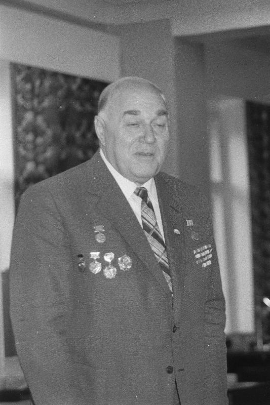 Eesti Maaviljeluse ja Maaparanduse Teadusliku Uurimise Instituudi direktori asetäitja, endine partisan Ilmar Jürisson
räägib Pärnu 1. Keskkooli õpilastele Suurest Isamaasõjast