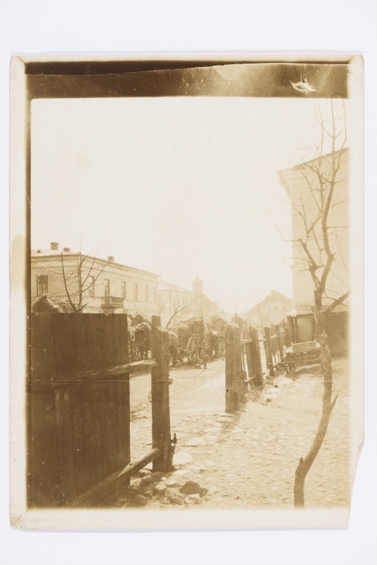 Vaade läbi aia sõjaväevoorile