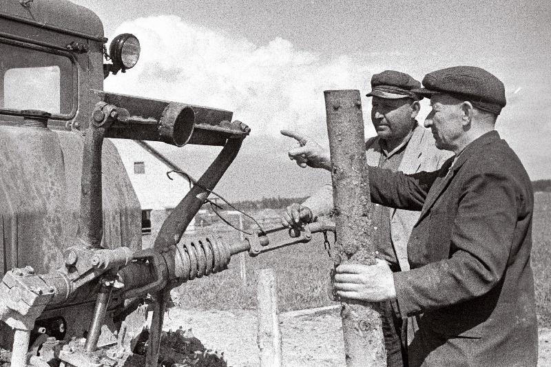 Pärnu rajooni Tori näidissovhoosi Taali osakonna zootehnik Evald Liitmäe ja traktorist Juhan Pärnsalu tarastavad karjakopleid.
