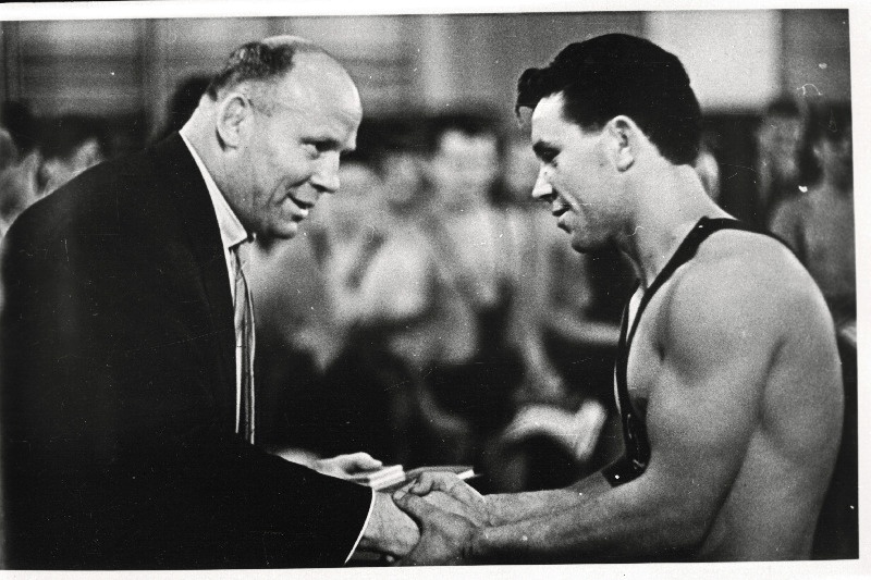 Johannes Kotkas Eesti NSV 1961. aasta sambomaadluse esivõistlustel esikoha võitnud J. Kovalenkot õnnitlemas.