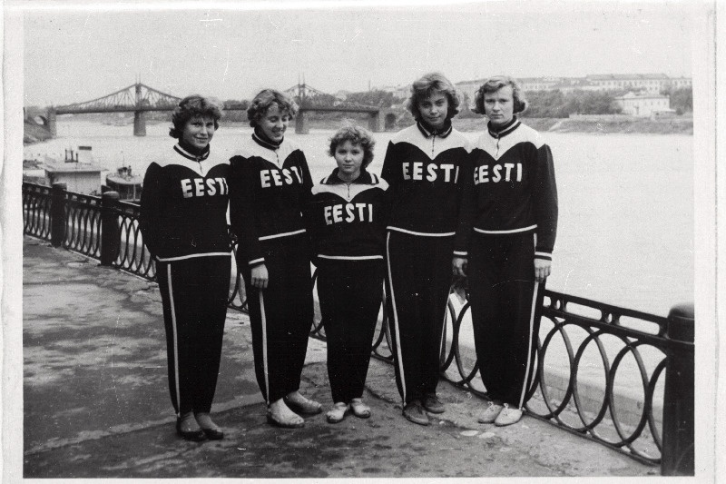 NSV Liidu meistrivõistlustel neljasel paadil esikoha võitnud naiskond (vasakult) Kaie Kana, Maie Listra, Helgi Pihlak (roolimees), Inge Pruuli ja Ellen Rand.
